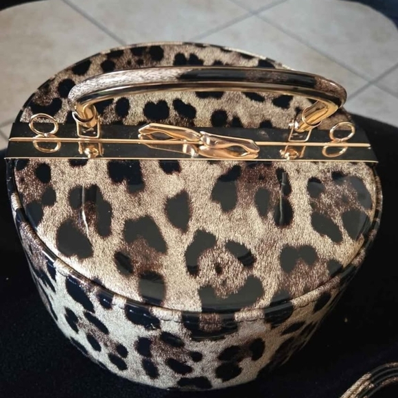 Leopard Print Elegant Leopard Print To Collectors - Picture 2 of 4